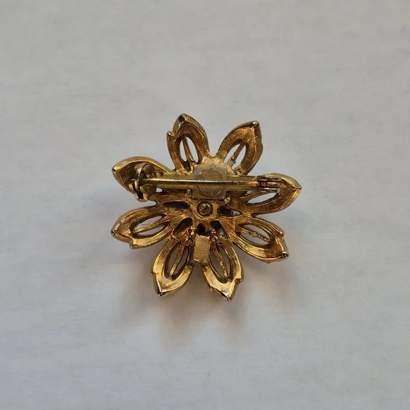 Vintage gold tone wire flower brooch - Picture 2 of 3